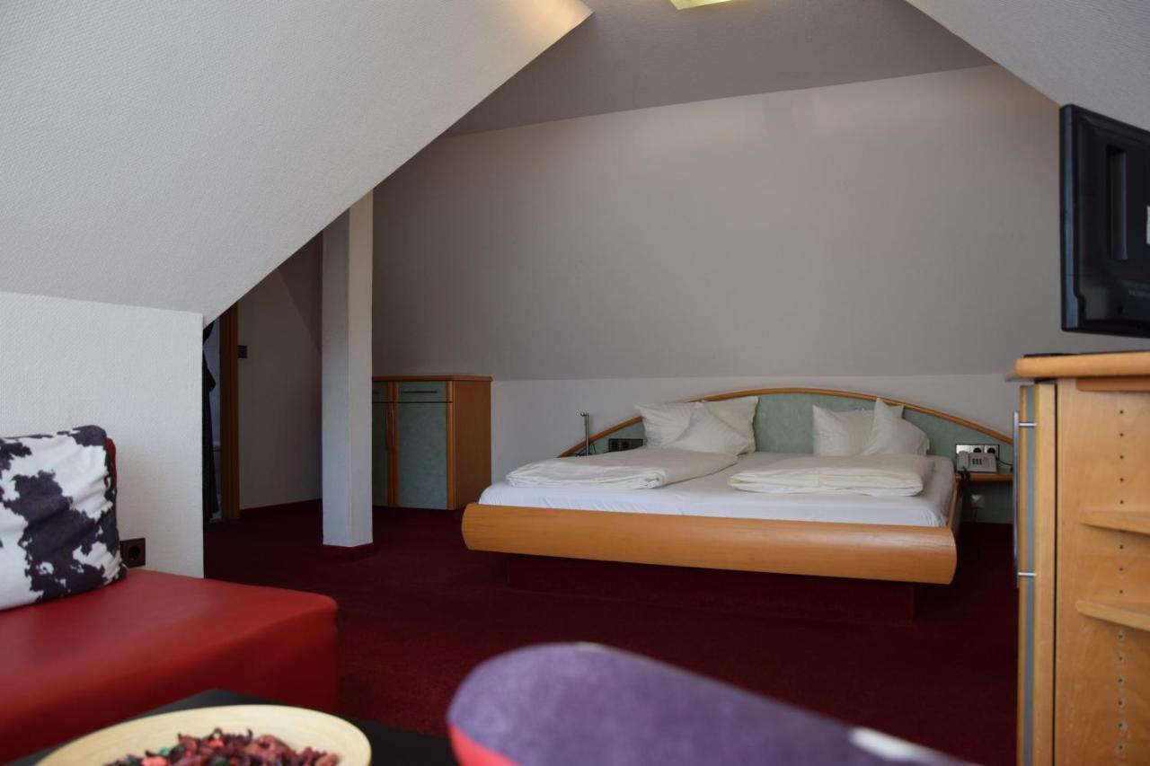 Roter Loewe 3*